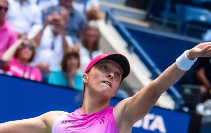 Iga Świątek playing a forehand