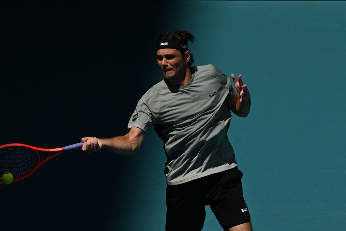 Taylor Fritz playing a forehand